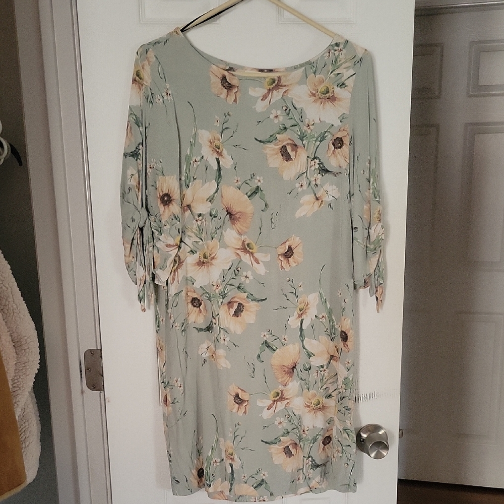 H&M Elegant Floral Dress in Soft Green